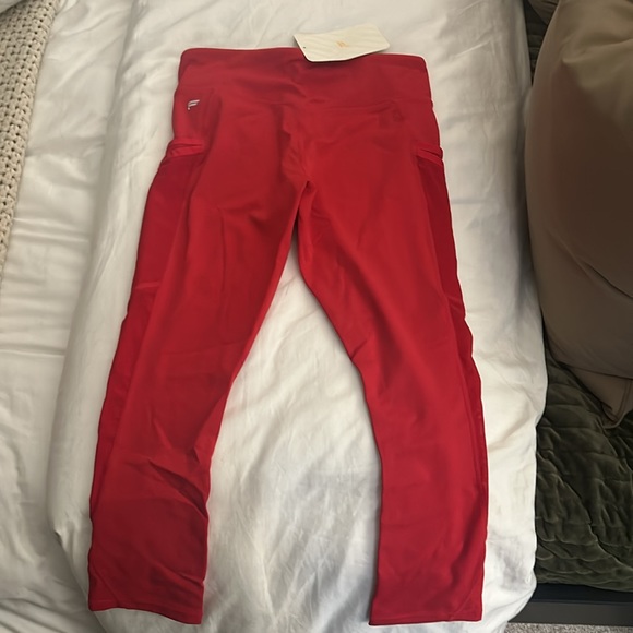 Red cropped fabletics leggings - Picture 2 of 2
